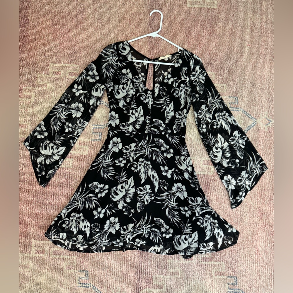 Hollister v neck romantic leaf floral bell sleeve fit & flare mini dress sm